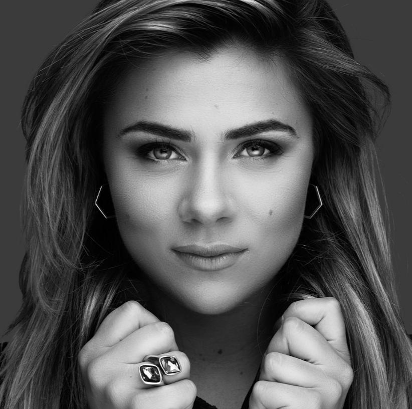 Laura van Dam